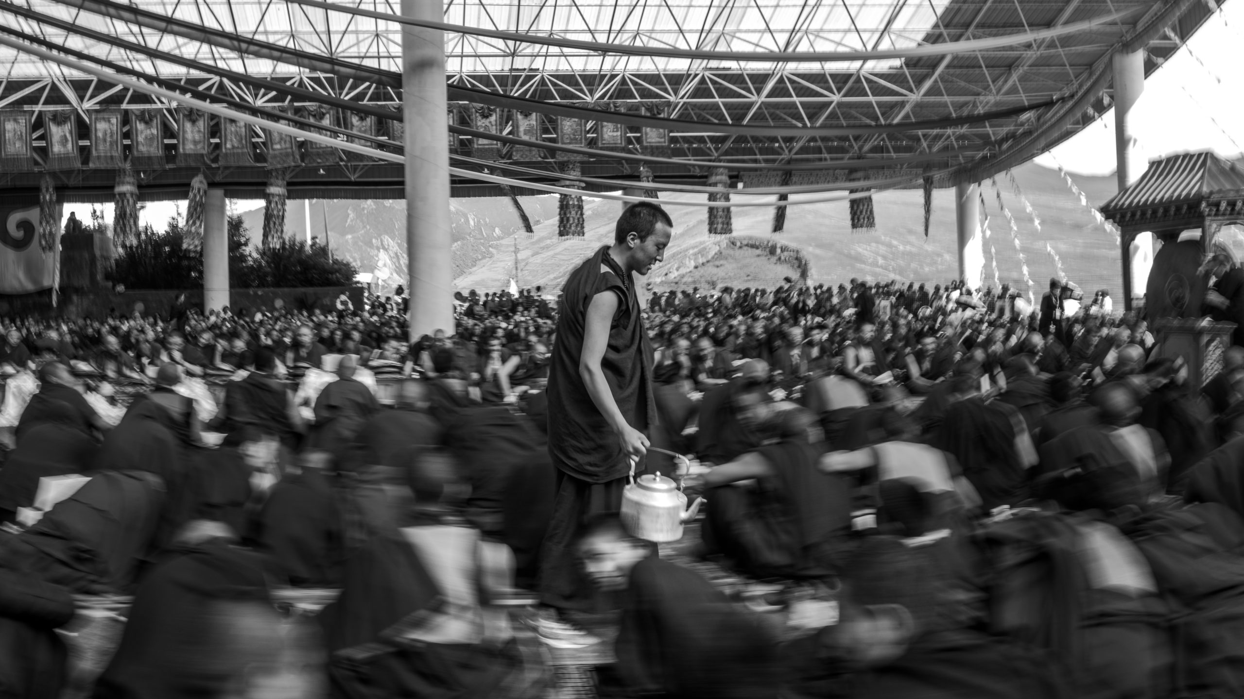 Podrum ponedjeljkom: izložba fotografija “Iza crvene zavjese”