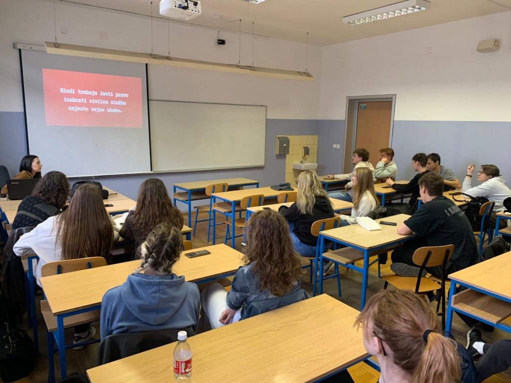 Parlaonica u Elektrostrojarskoj školi u Varaždinu na temu uvođenja vojnog roka