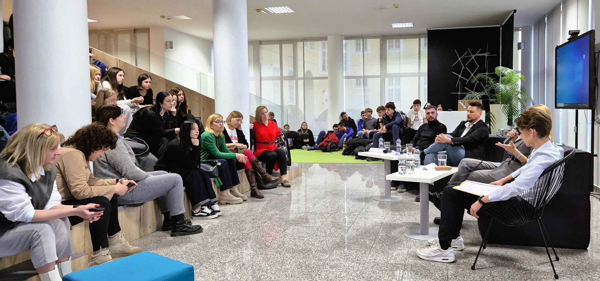 Sudjelovali smo u Prvoj gimnaziji Varaždin na panel-diskusiji o kulturnoj sceni Varaždina